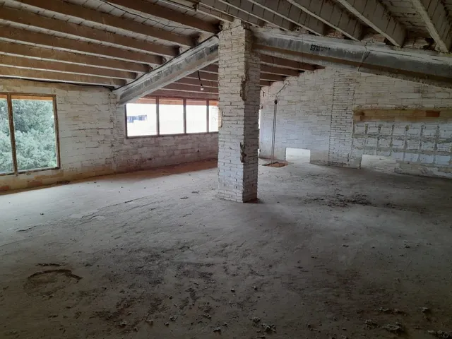 OPORTUNIDA GRAN CASA DE PUEBLO CON VIVIENDA UNIFAMILIAR Y NAV ES ANEXAS — 41