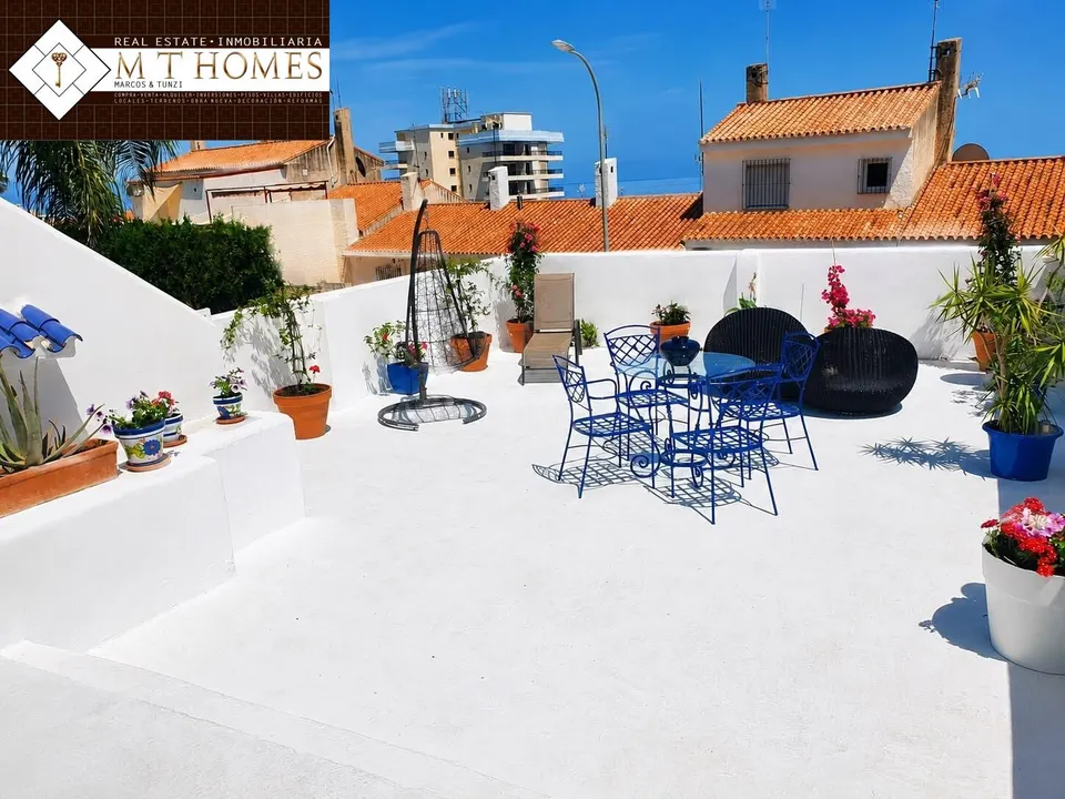 Piso con terraza y patio junto a todos los servicios y la playa
