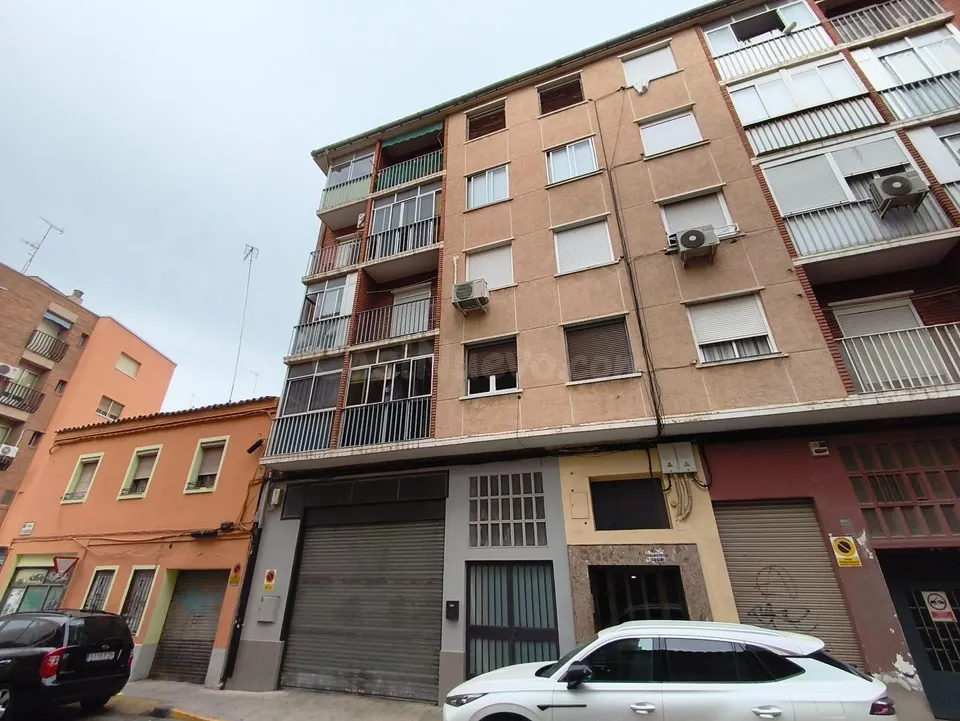 Piso de 72m2 útiles. Distribuido en tres dormitorios, salón, cocina y baño