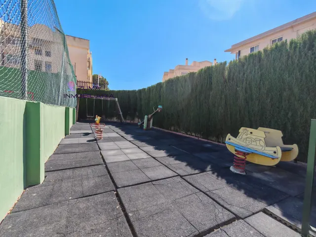 Piso en Málaga con piscina comunitaria y terraza. — 24