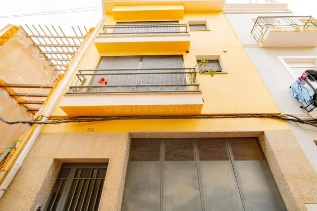 EDIFICIO COMPUESTO DE PLANTA BAJA, DOS VIVIENDAS Y BUHARDILL