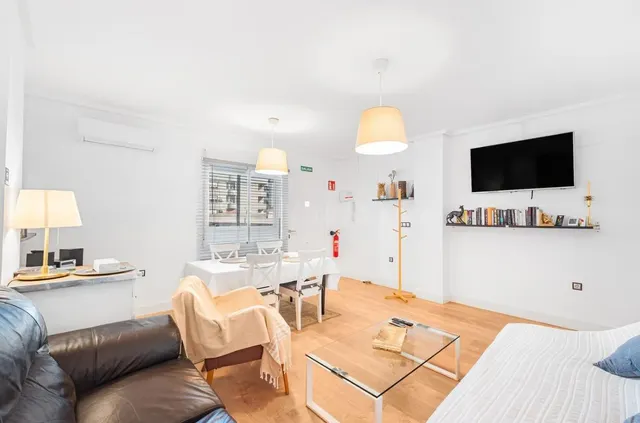 Apartamento de 3 dormitorios 2 baños, garaje, se alquila com - foto 3