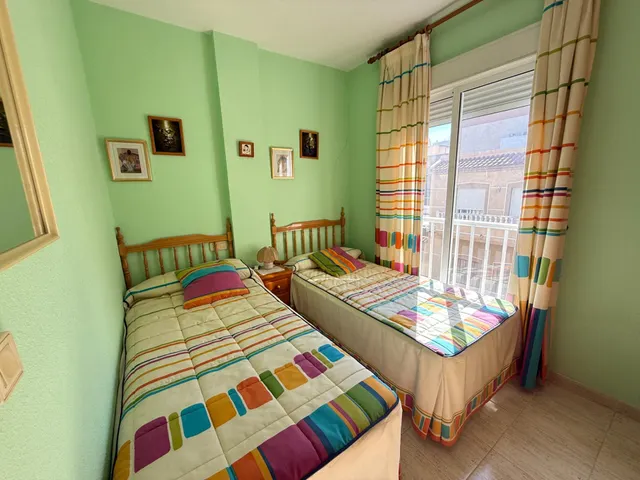 Apartamento en esquina de 2 dormitorios a 500 m de las piscinas naturales en Torrevieja!!! — 17