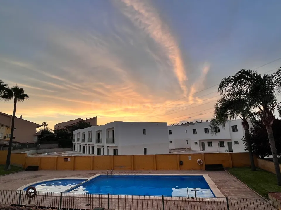 Espectacular chalet adosado con piscina