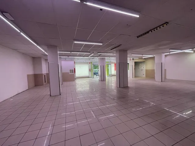 LOCAL COMERCIAL  TOTALMENTE ACONDICIONADO — 4