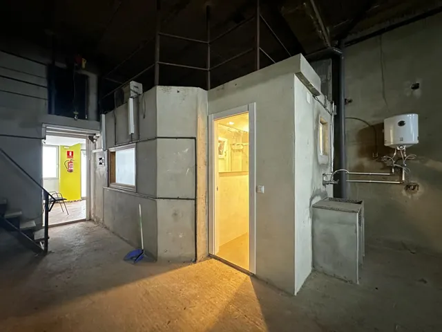 Local comercial con oficinas y zona de trabajo — 15