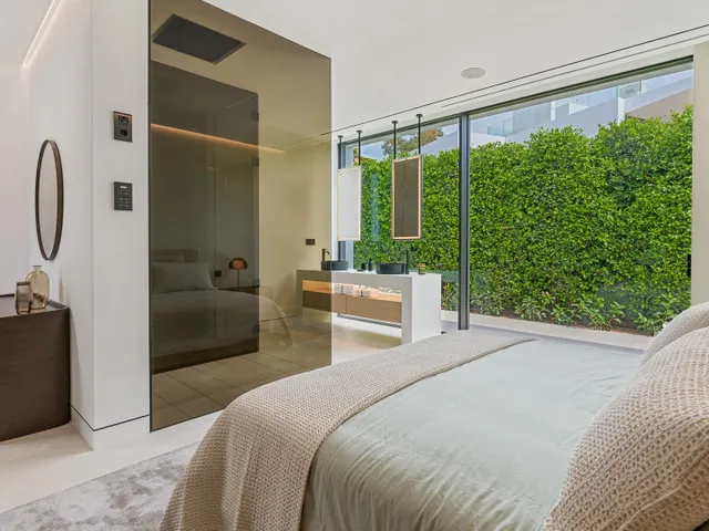 Sofisticada villa con vistas al mar en la Milla de Oro, Marbella — 22