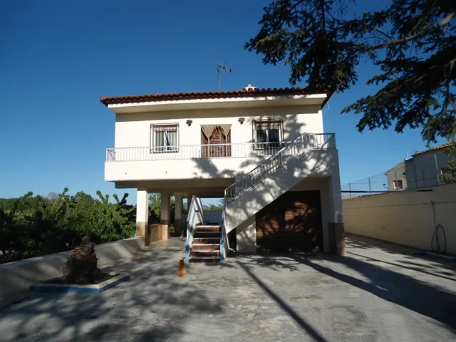 MAGÑIFICO CHALET EN BENAFER, EN EL CENTRO DEL PUEBLO. — 4