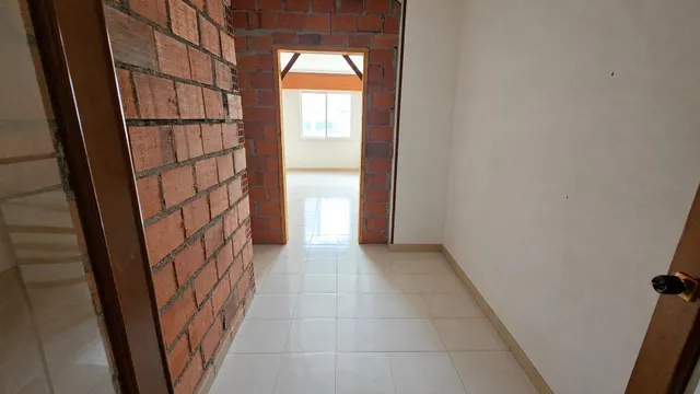 Nave comercial con alojamiento, aparcamiento y parcela en A Gándara — 22