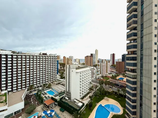 Apartamento en Benidorm con vistas panorámicas, gran terraza acristalada y urbanización con piscinas — 22
