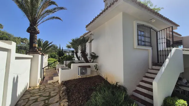 Alquiler larga temporada - Villa Privada con Piscina y Amplio Jardín en Cerrado de Elviria, Marbella — 9