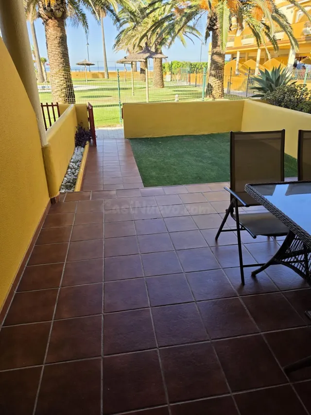 Apartamento reformado en primera línea de playa con piscina  - foto 4