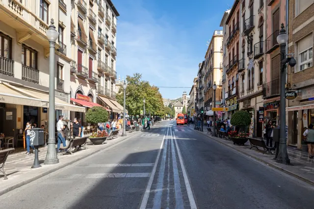 LOCAL EN VENTA JUNTO PLAZA ISABEL LA CATÓLICA — 17