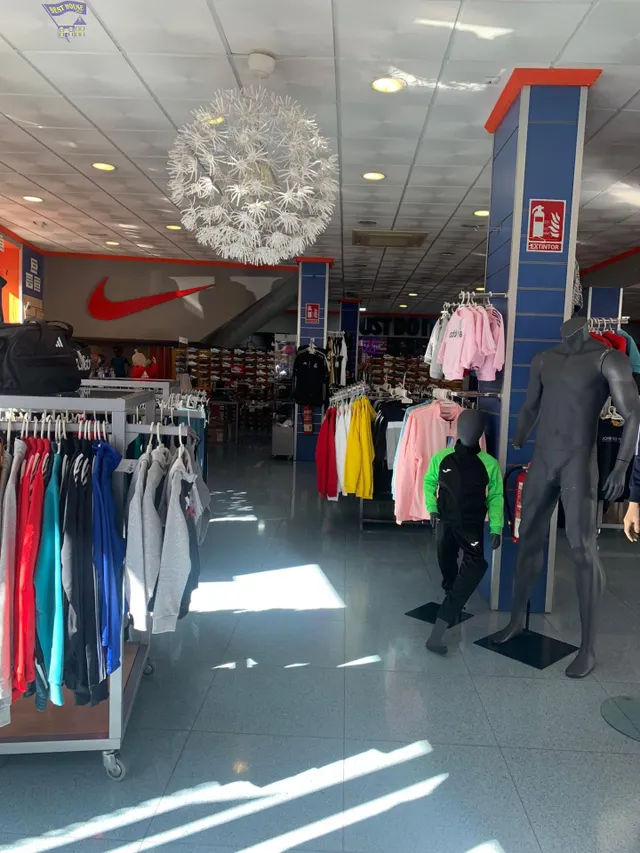 SE VENDE LOCAL COMERCIAL — 6