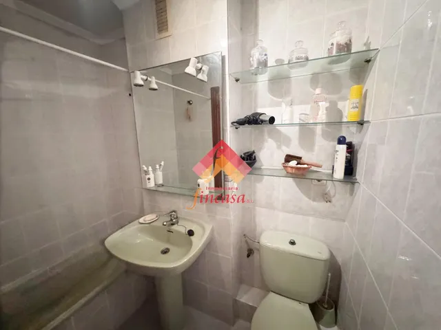 ¡AMPLIO PISO CON COCHERA CERRADA EN EL CENTRO! — 9