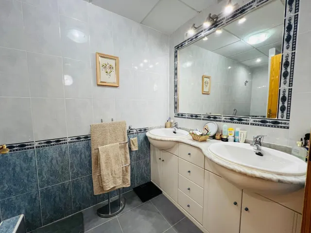 Chalet adosado de 3 dormitorios con terraza y piscina comunitaria en Playa Flamenca — 12