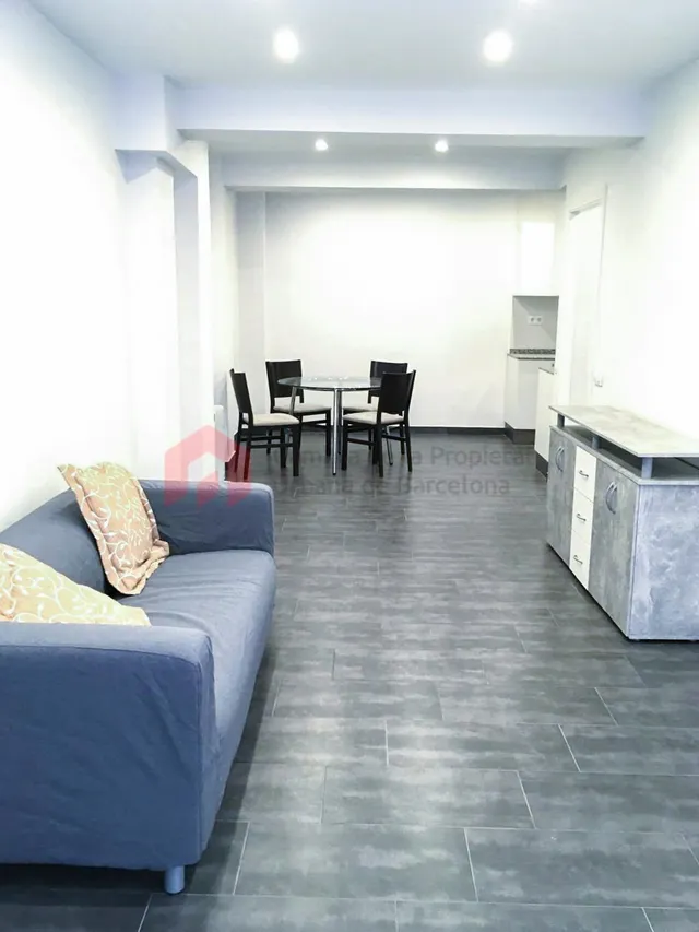 Local comercial de 990 m2 distribuidos en 2 plantas y con 2 viviendas. — 24
