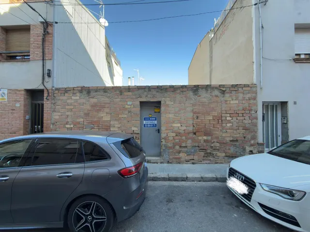 Solar de 100m2 en pleno centro de Vilanova del Cami con agua y luz por 79.000€. — 2