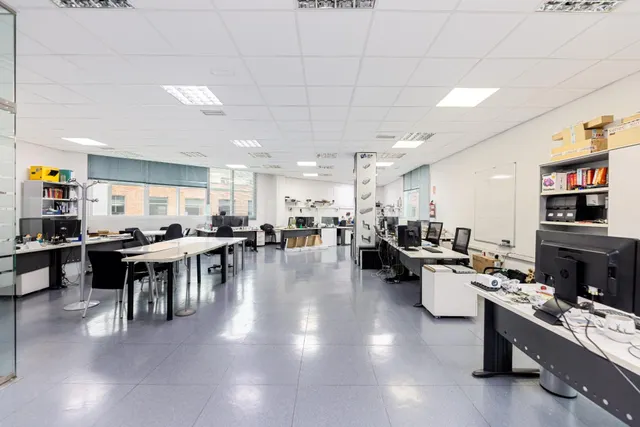 Oficina / almacén exterior en edificio exclusivo con garaje 