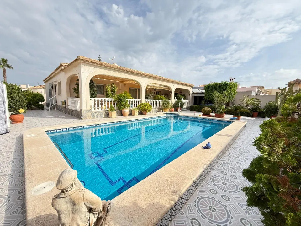 Impresionante Chalet Independiente en El Chaparral, Torrevieja