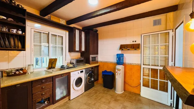 Chalet independiente con piscina, jardín y aparcamiento privado — 12