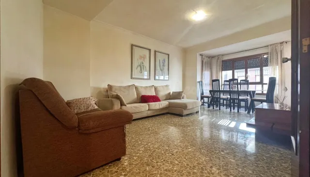 Amplio piso de 4 dormitorios en el corazón de Oliva