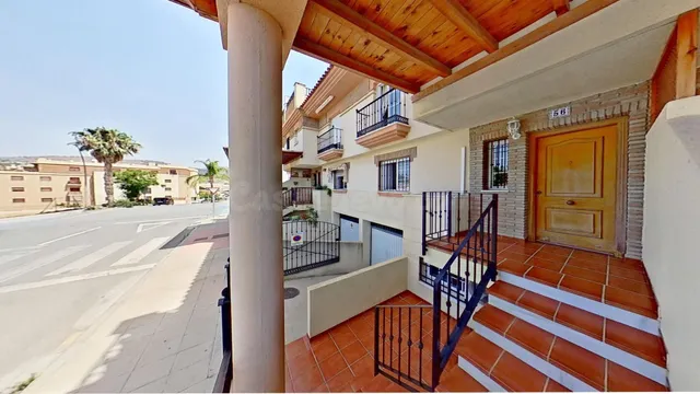 VIVIENDA CON GRAN COCHERA Y ZONAS EXTERIORES EN EL BALCON DE - foto 3