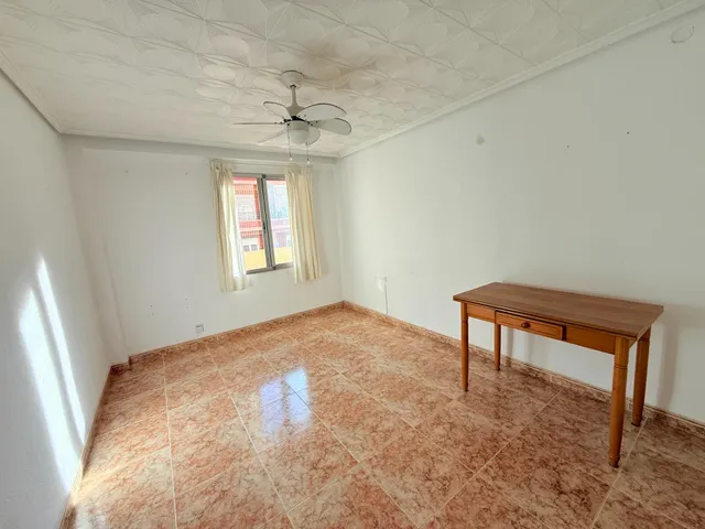 Piso en buena zona,  metro amistat, muy luminoso, a poca distancia de las universidades. — 16