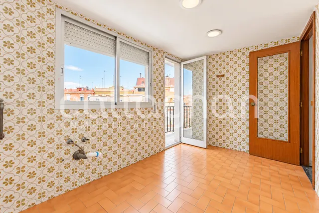 Piso con gran potencial de reforma en ruzafa – 4 habitaciones y 2 balcones — 7
