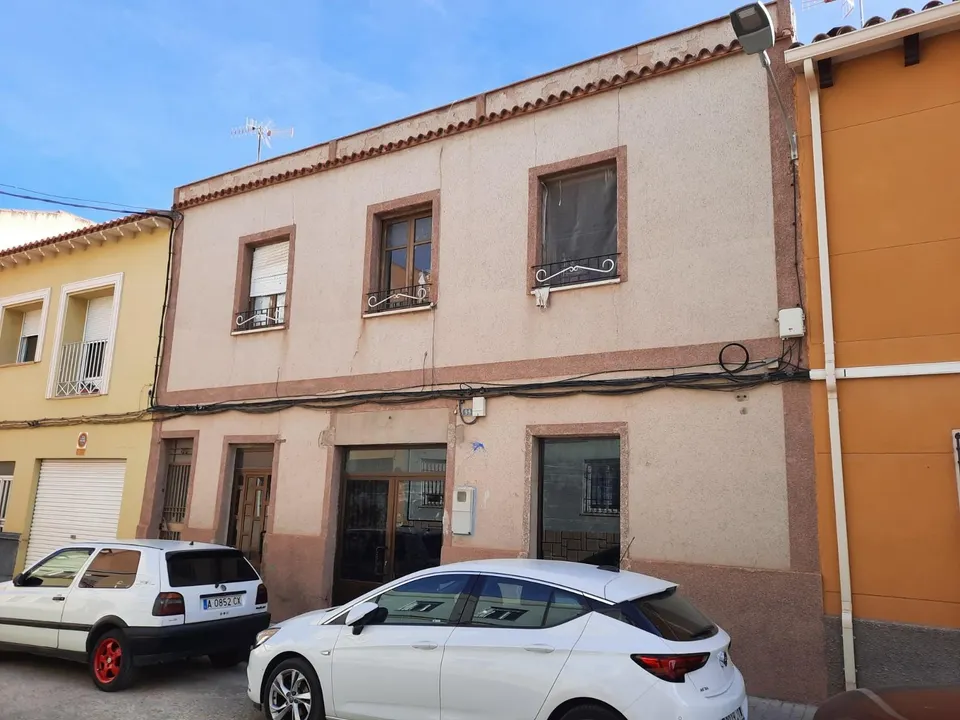 VIVIENDA EL PRIMERA PLANTA CON LOCAL INDEPENDIENTE EN PLANTA BAJA