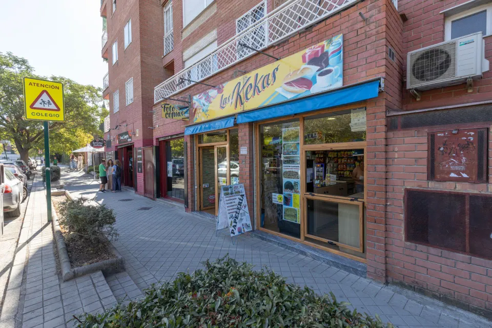 Local en venta junto al Instituto Zaidín Vergeles – Negocio “llave en mano”, listo para empezar