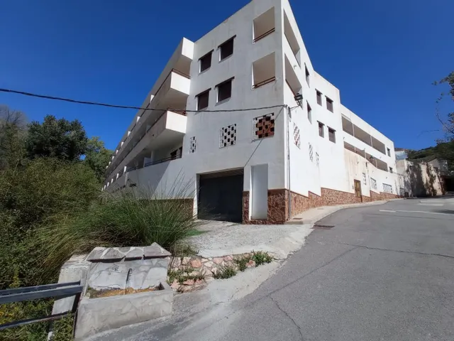 Edifico de 38 apartamentos, 3 locales y 38 garajes — 2