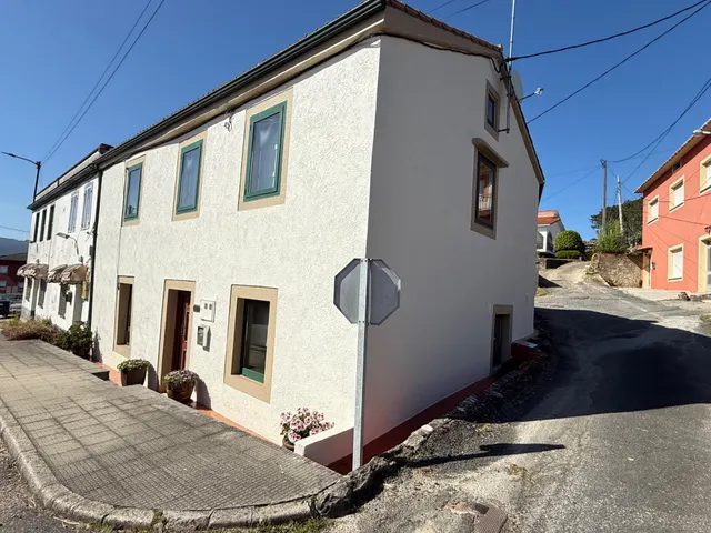CASA EN VENTA EN RIANXO CON PATIO Y HORREO — 32