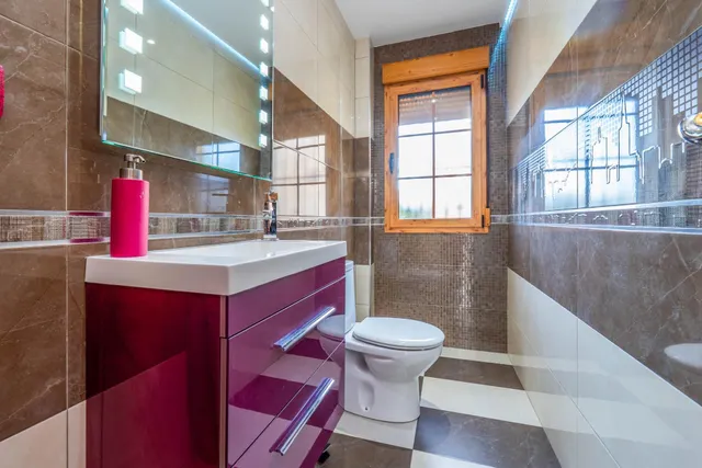 CHALET CON PISCINA Y JARDÍN A SOLO 10 MINUTOS DE GRANADA — 33