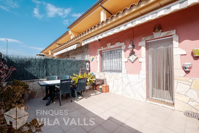 Casa apareada con terrazas y garaje en Santa Eulàlia (centro