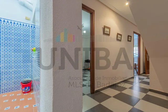 Casa de dos plantas con patios y azotea en Antonio Domínguez — 11