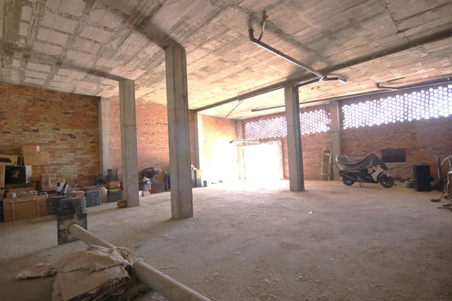 SE ALQUILA LOCAL COMERCIAL DE 180 M2 — 4