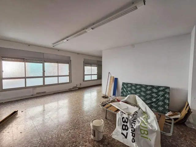 Edificio de tres plantas en alquiler en Barberá del Vallés — 3