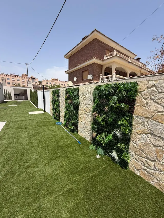 VENTA DE ESPECTACULAR CHALET INDEPENDIENTE DE LUJO HACE ESQUINA — 40