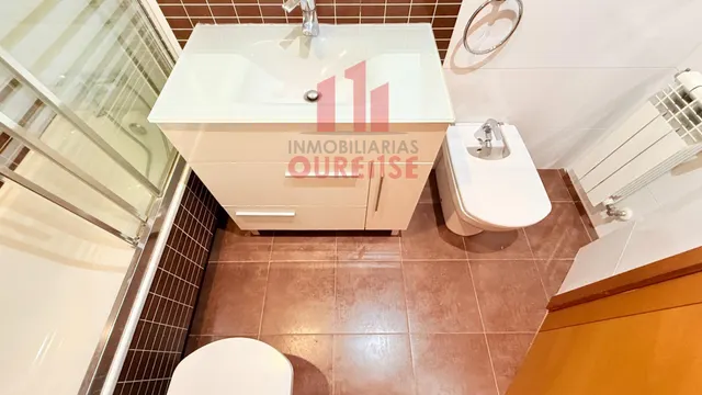 PRECIOSA VIVIENDA SEMINUEVA SITUADA EN O COUTO — 32