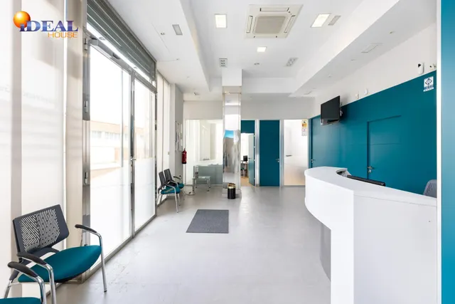 LOCAL COMERCIAL JUNTO AL CAMPUS DE LA SALUD — 6