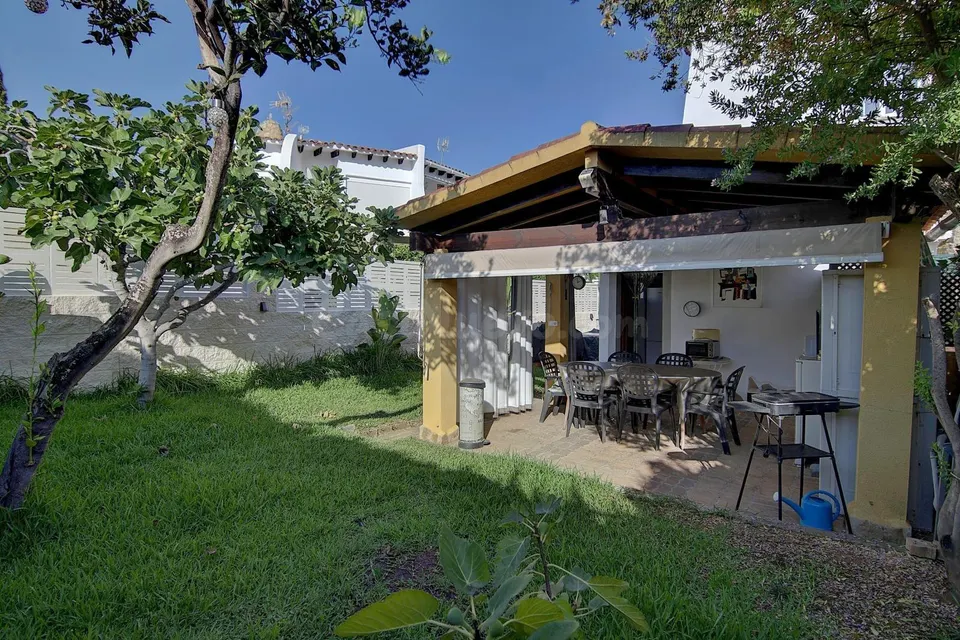 Encantador bungalow con jardín privado cerca de la playa en Calpe