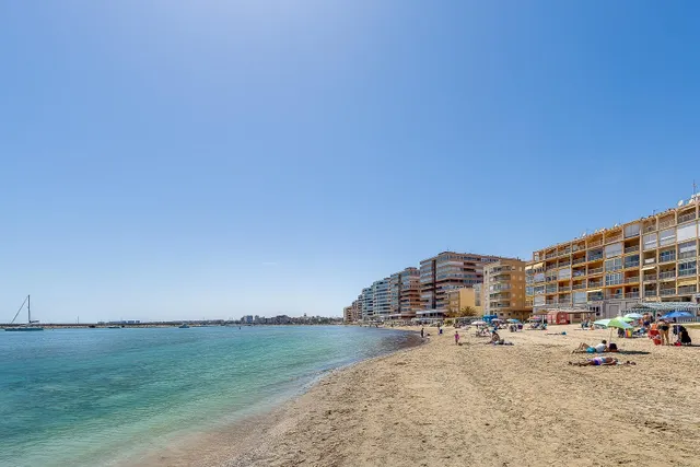 Apartamento reformado de 3 dormitorios y 2 baños a escasos 75 metros de la playa del acequión — 31