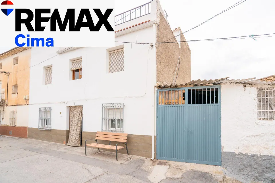 CASA CON PATIO, ALMACÉN Y PLANTA BAJA COMPLETA EN ZÚJAR