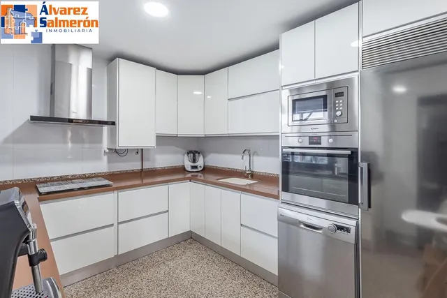 Amplia casa de 182 m2 con patio, gran sótano y a menos de 5 minutos del metro — 7