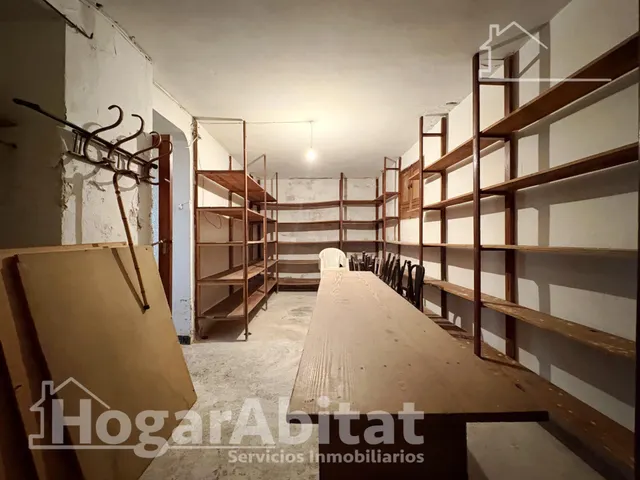 Espaciosa casa con local comercial y garaje en el centro — 23