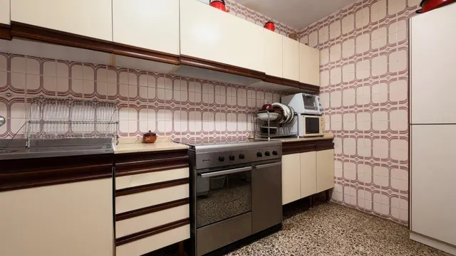 Piso de 3 dormitorios y 2 baños para reformar a 150 m de la Playa del Acequión — 10