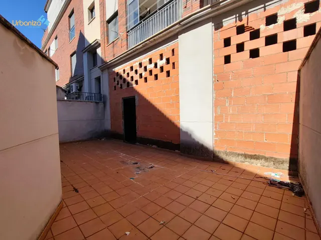 Local en bruto totalmente diafano con un amplio patio ideal para cualquier tipo de negocio — 9