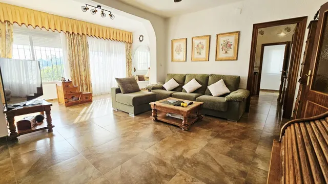 Encantador Chalet de 2 Plantas con Amplios Espacios y Terrazas — 22