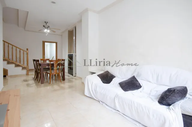 Ref. 04409. Casa de pueblo adosada con amplio patio, terraza y garaje en Vilamarxant. — 8